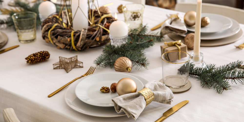 Step Up Your Holiday Home Decor 7 Keylo University - Holiday Home Decor - set the table
